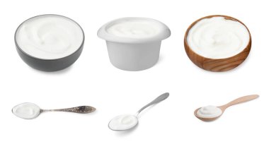 Kolaj, beyaz tencere ve kaşıklarda taze yoğurt.