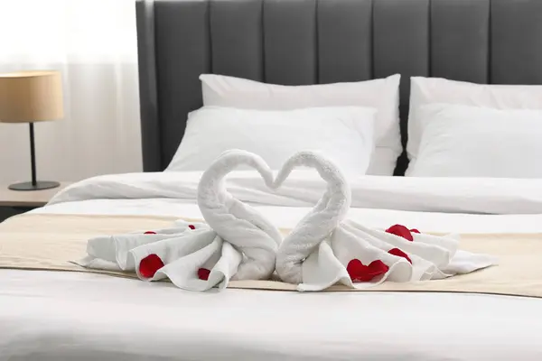 Huwelijksreis Zwanen Gemaakt Van Handdoeken Rozenblaadjes Bed Kamer — Stockfoto