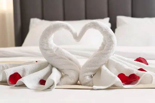 Huwelijksreis Zwanen Gemaakt Van Handdoeken Rozenblaadjes Bed Kamer — Stockfoto