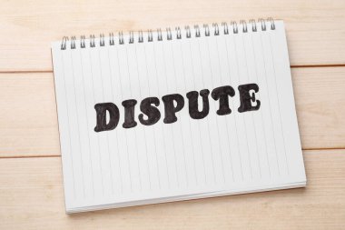 Sözcükler içeren defter Ahşap masa üzerinde tartışmalar, üst görünüm