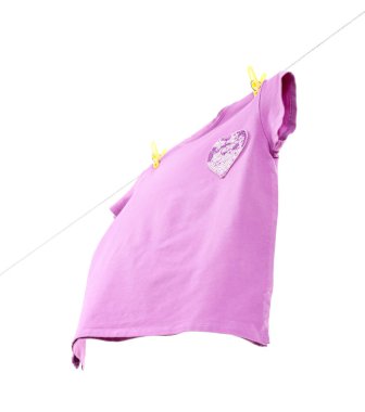 Çamaşır ipinde kurumuş bir menekşe tişört beyaza izole edilmiş.