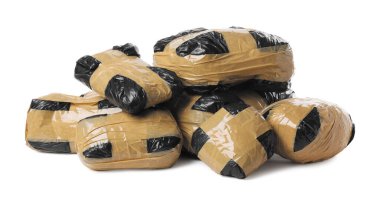 Uyuşturuculu paketler beyaza izole edilmiş. Uyuşturucu bağımlılığı