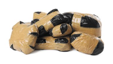 Uyuşturuculu paketler beyaza izole edilmiş. Uyuşturucu bağımlılığı