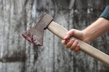 Elinde kanlı balta tutan adam, yakın çekim görüntüsü.