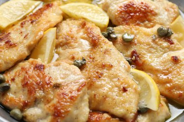Limonlu lezzetli tavuk piccata, yakın plan.