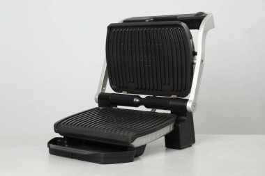 Gri arka planda elektrikli ızgara. Yemek pişirme aygıtı