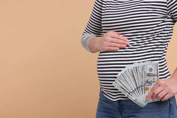 Surrogatmamma Gravid Kvinna Med Dollarsedlar Beige Bakgrund Närbild Plats För — Stockfoto