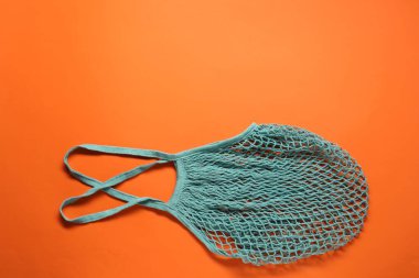 Turkuaz ağ çantalı, turuncu arka plan, üst manzara. Metin için boşluk