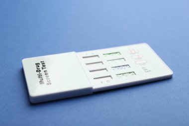 Mavi arkaplan üzerinde çoklu uyuşturucu testi, yakın plan