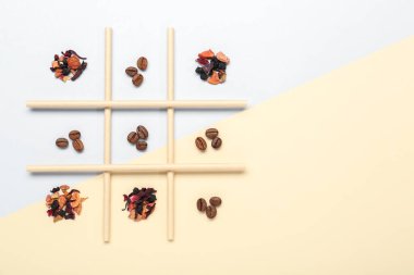 Kahve çekirdekleri ve kuru çay yapraklarıyla yapılan tik tak parmak oyunu, üst görünüm