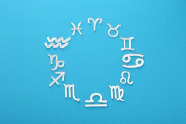 Açık mavi arkaplanda zodyak işaretleri, düz yatış