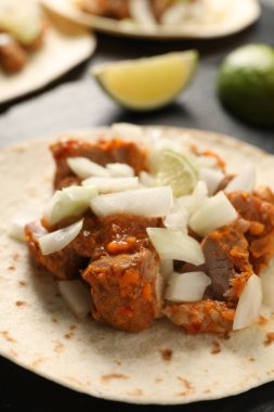 Sebzeli, etli ve limonlu leziz taco, yakın plan.