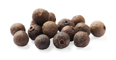 Kuru tüm baharat meyveleri (Jamaika biberi) beyaz üzerine izole edilmiş.