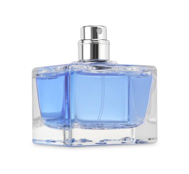 Mavi erkek parfümü cam şişede, beyazda izole edilmiş.