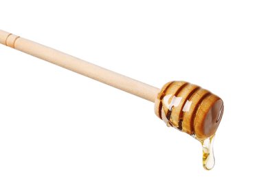 Beyaz arka planda doğal bal damlıyor.