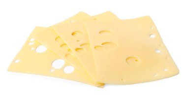 Lezzetli taze peynir dilimleri beyaz üzerine izole edilmiş.