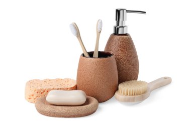 Banyo aksesuarları. Beyaza izole edilmiş farklı kişisel bakım ürünleri.
