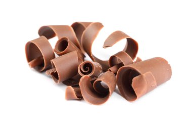 Bir sürü lezzetli çikolata parçacıkları beyaz üzerine izole edilmiş.