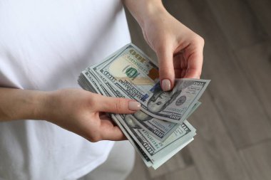 Para değişimi. Kadın içeride dolar sayıyor, yakın plan.