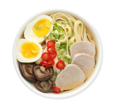 Kasede et ve yumurta bulunan nefis ramen beyaz, üst manzara. Erişte çorbası.