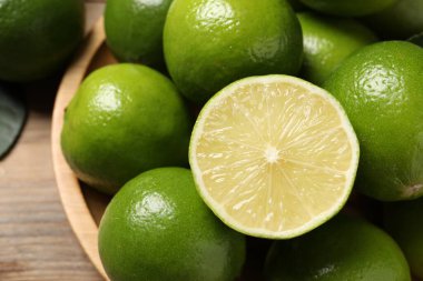 Masada taze limonlar var, yakın plan.