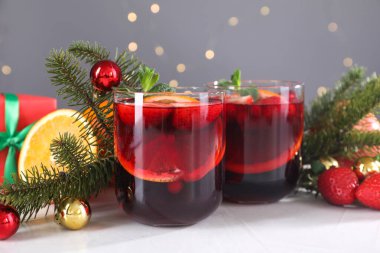 Gözlüklü Aromatik Noel Sangria ve beyaz masada şenlikli dekor, yakın plan