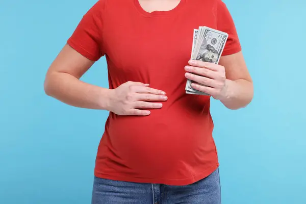 Madre Subrogada Mujer Embarazada Con Billetes Dólar Sobre Fondo Azul —  Fotos de Stock