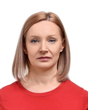 Pasaport fotoğrafı. Beyaz arka planda olgun kadın portresi