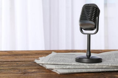 Gazeteler ve eski mikrofon ahşap masada, mesaj için yer var. Gazeteci işi.