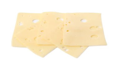 Lezzetli taze peynir dilimleri beyaz üzerine izole edilmiş.