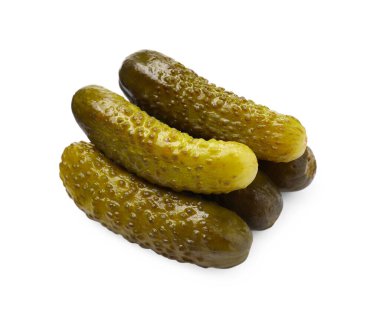 Beyaz üzerine izole edilmiş lezzetli salatalık salatalığı yığını