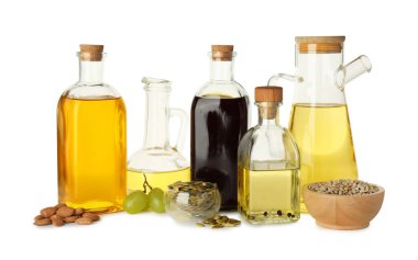 Sebze yağları. Farklı yemek yağları ve malzemeler beyaza izole edilmiş.