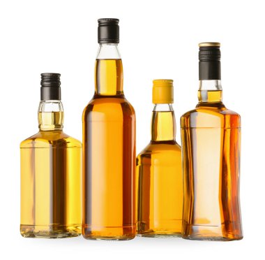 Beyaz şişelerde farklı türde viski.