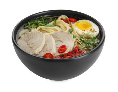 Beyaza izole edilmiş et ve yumurtalı leziz ramen. Erişte çorbası.