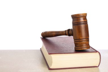 Tahta tokmak ve kitap beyaz arka plana karşı aydınlık masa üzerinde. Metin için boşluk