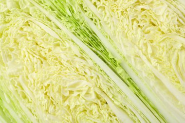 Arka plan olarak taze Çin lahanası yarıları, üst manzara.