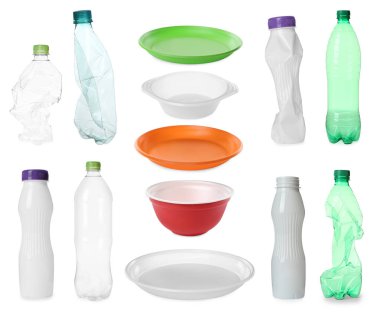 Farklı plastik şişeler ve tencereler beyaz, set
