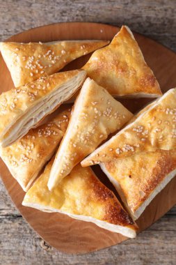 Ahşap masada nefis puf böreği, üst manzara.