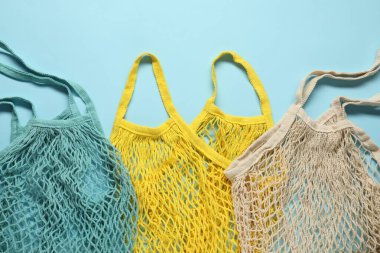 Açık mavi arkaplanda farklı ağ çantaları, üst görünümde