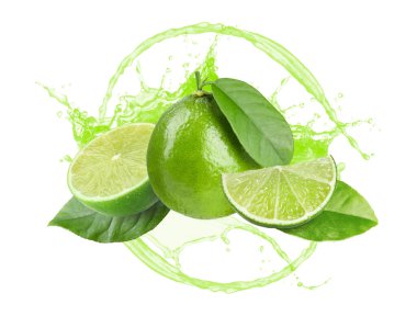 Limonlar, yapraklar ve beyaz arka planda serpinti suyu