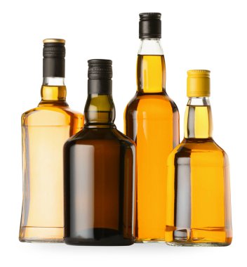 Beyaz şişelerde farklı türde viski.