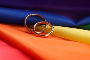 Gökkuşağı LGBT bayrağında alyanslar, yakın plan.