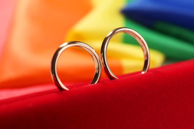 Gökkuşağı LGBT bayrağında alyanslar, yakın plan.
