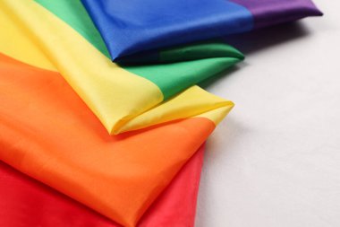Beyaz arkaplanda Gökkuşağı LGBT bayrağı, yakın plan