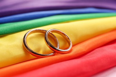 Gökkuşağı LGBT bayrağında alyanslar, yakın plan.
