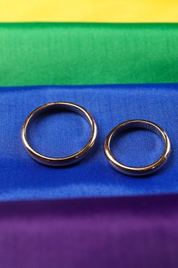 Gökkuşağı LGBT bayrağında alyanslar, yakın plan.