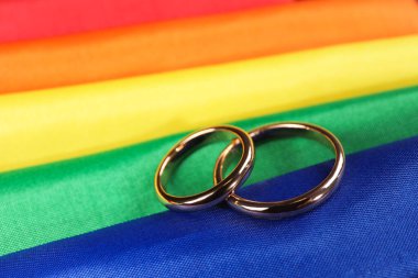 Gökkuşağı LGBT bayrağında alyanslar, yakın plan.