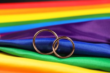 Gökkuşağı LGBT bayrağında alyanslar, yakın plan.