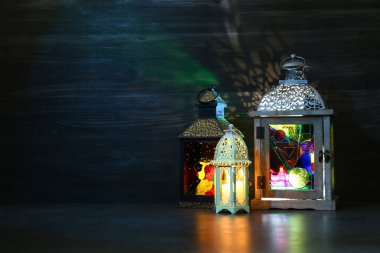 Masadaki dekoratif Arap fenerleri koyu arkaplana karşı. Metin için boşluk