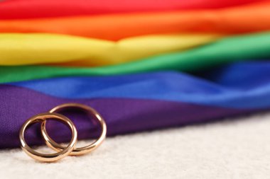 Gökkuşağı LGBT bayrağı ve alyanslar beyaz arkaplanda, yakın plan
